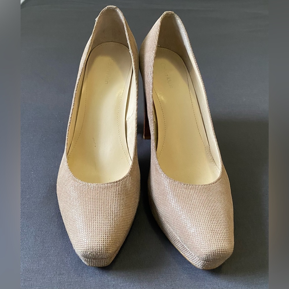 SNAKE-EMBOSSED LEATHER
HEELAPPROX 4"
PLATFORM APPROX 1"
CHUNKY HEELS. NO SMELL